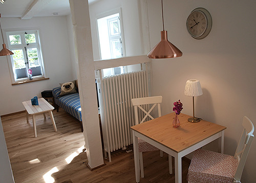 Blick aus der Küche in den Wohn- und Essbereich der Ferienwohnung "Kaminstube".