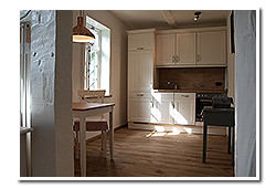 Blick in die Wohnküche in der Ferienwohnung "Kaminstube".
